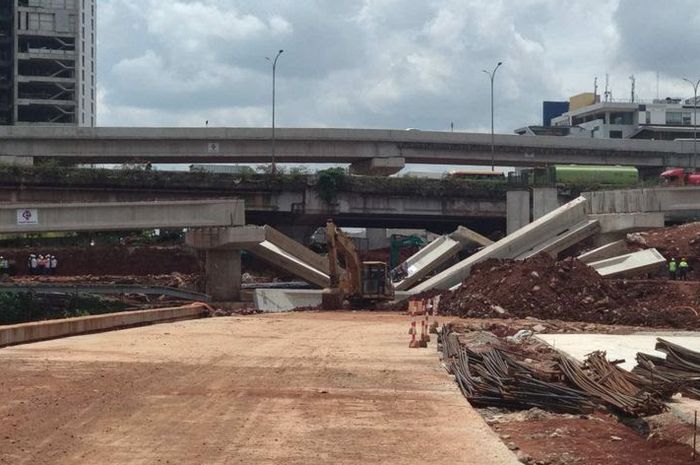Jembatan tol Depok-Antasari roboh, Selasa (2/1/2017)