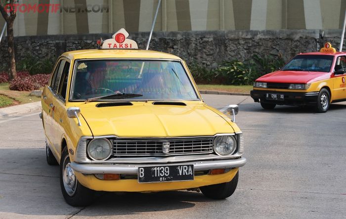 Toyota Corolla 1973 &amp; Holden Gemini 1989 gaya Taksi