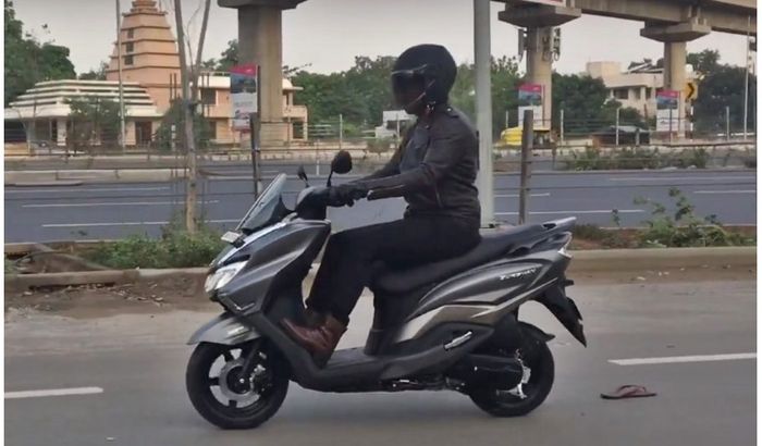 Posisi kaki rider bisa selonjoran saat naik Burgman Street 125