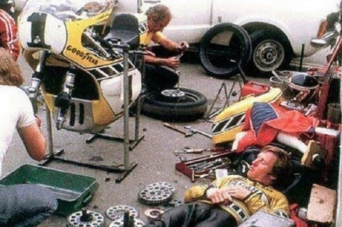 Juara Dunia tiga kali GP500 Kenny Roberts tertidur didekat mekanik yang bongkar ban