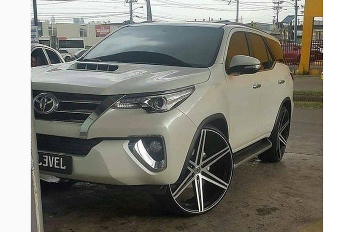 Modifikasi Toyota Fortuner pakai ban cacing