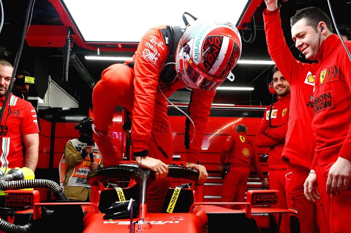 Charles Leclerc saat menguji mobil Ferrari SF1000 pada tes pramusim F1 di Barcelona