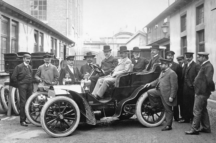 Sejarah Wilhelm Maybach (9. Februar 1846 bis 29. Dezember 1929), vorn auf dem Beifahrersitz in einem Mercedes-Simplex 18/22 PS. Foto aus dem Jahr 1903 im Fabrikhof des Cannstatter Werks der Daimler-Motoren-Gesellschaft. Hinter Maybach im Fond Adolf Daimler und Vorstandsmitglied Gustav Vischer. (Fotosignatur der Mercedes-Benz Classic Archive: C36871)   Wilhelm Maybach (9 February 1846 to 29 December 1929), on the front passenger seat of a Mercedes-Simplex 18/22 hp. Photograph from 1903 taken in the factory yard of Daimler-Motoren-Gesellschaft&rsquo;s Cannstatt plant. Adolf Daimler and member of the ex ecutive board Gustav Vischer are seated behind Maybach in the rear. (Photo signature in the Mercedes-Benz Classic archive: C36871) 