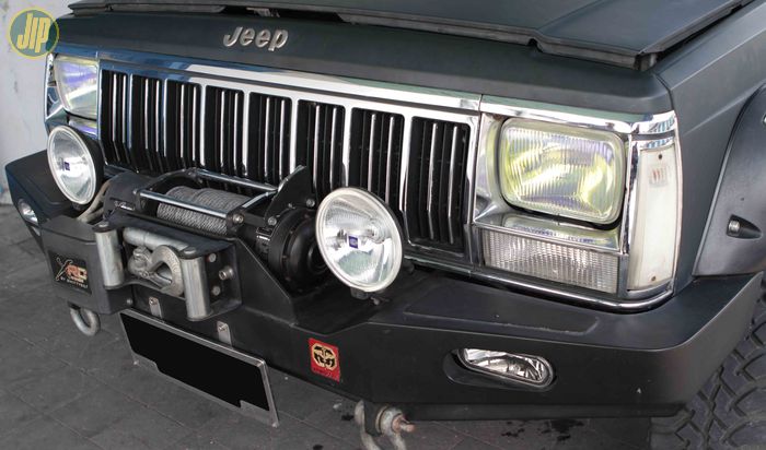 Bemper depan Jeep Cherokee ini dipasangi winch elektrik keluaran SmittyBilt XRC. 