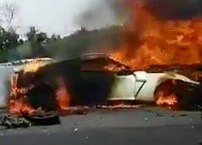 Nissan GT-R Wakil Jaksa Agung yang terbakar karena kecelakaan