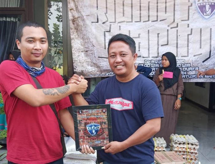  Haris krisdianto, ketua umum Maxi Independent All Rider (Maxelar) menerima penghargaan dari Yamaha Lexi Community Bandung (YLCB)