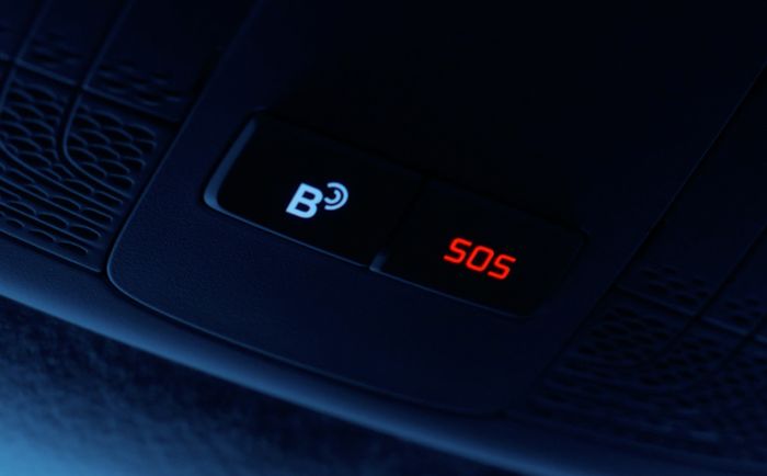 Tombol B dan SOS Hyundai Bluelink pada Stargazer.