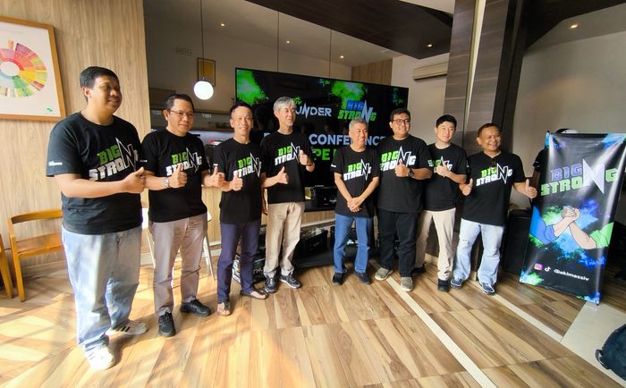 Acara peluncuran dihadiri para petinggi PT Wacana Prima Sentosa (distributor Massiv) dan PT Trimitra Baterai Prakasa (produsen Massiv)