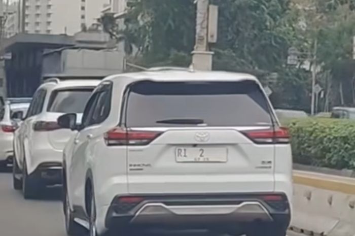 Toyota Innova Zenix RI 2 Wakil Presiden viral setelah melewati jalur macet tanpa sirine dan strobo di kawasan Bundaran HI