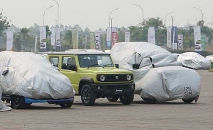 Suzuki Jimny terlihat di parkiran ICE BSD tempat dilaksanakannya GIIAS 2018