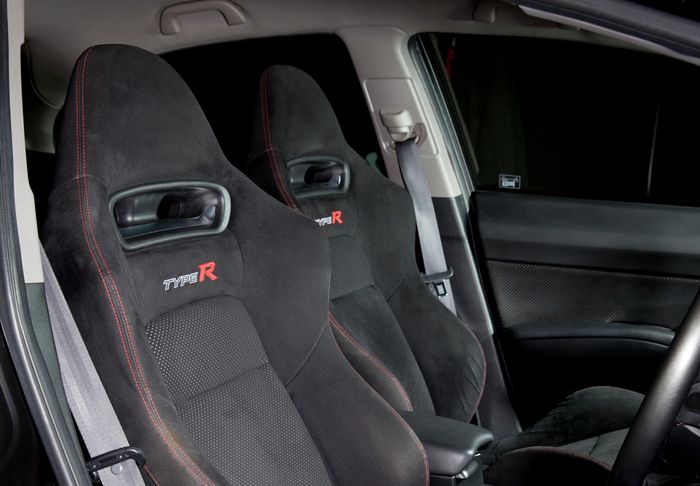 Modifikasi Honda Civic FD ini juga mengemas kabin ala Type R