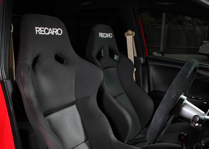 Jok semi bucket Recaro RS-G ASM Limited di kabin modifikasi Honda Brio lama