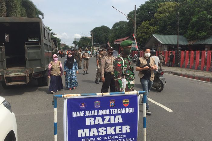 Tim Satgas Penegakan Disiplin Protokol Kesehatan Covid-19 Mebidang juga melakukan razia masker, Kamis (27/8), di sejumlah lokasi Medan dan Binjai.