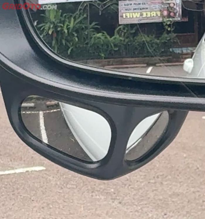 Spion kiri Rocky Hybrid terdapat blindspot mirror 