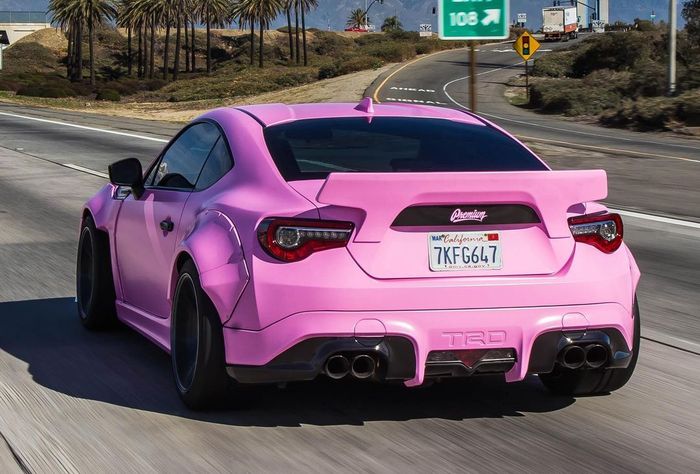 Tampilan belakang modifikasi Toyota 86 pink