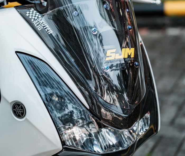 Yamaha Lexi berkelir putih dikombo karbon kevlar tampil sporty