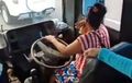 Tahan Banting Sob! Wanita Ini Jadi Sopir Bus di Tengah Padatnya Lalu Lintas Jakarta