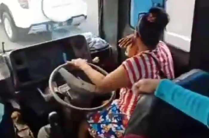 Sopir bus wanita di ibukota Jakarta