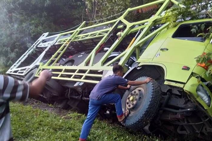 Truk pengangkut mobil alami kecelakaan hingga terperosok ke luar jalan