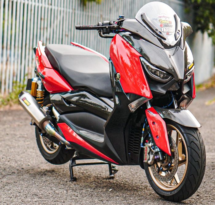 Yamaha XMAX Erwin kece dengan paduan kelir merah hitam ala Thailand