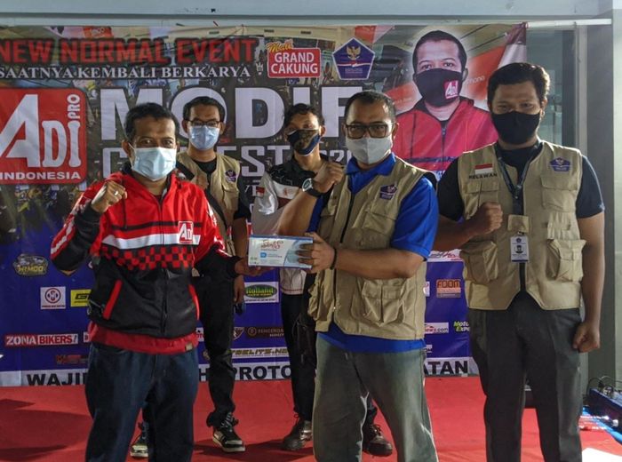Selain menggelar kontes modifikasi, ada juga donasi 500 masker kepada Tim Relawan Gugus Covid-19.