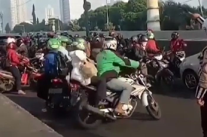 Mau lawan arah eh sudah ada Polisi yang menghalau di Jembatan Non Tol Casablanca