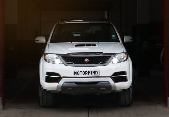 Tampilan depan Toyota Fortuner kreasi Motormind