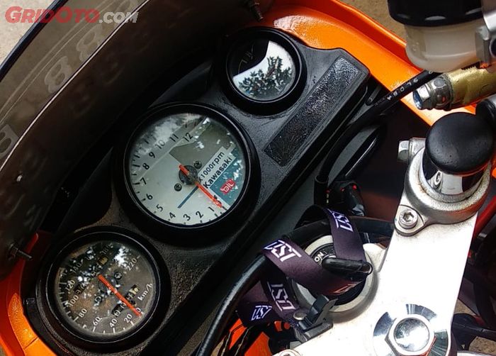 Speedometer orisinal Kawasaki KRR terpasang pada Ninja R