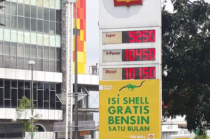 Papan Harga di Salah Satu SPBU Shell di Jakarta