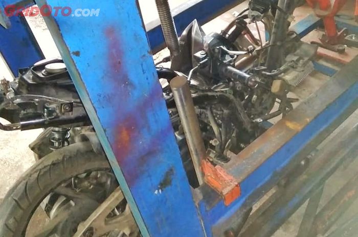 Rangka Motor Bengkok Akibat Kecelakaan Bisa Dipress Biaya Segini Gridoto Com