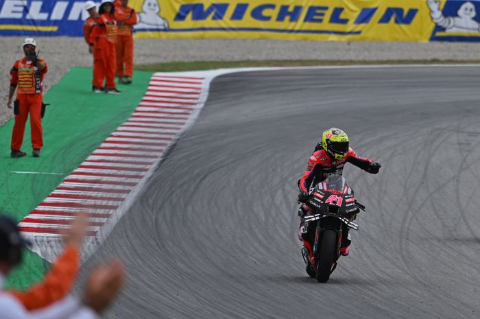 Aleix Espargaro menang balapan MotoGP Catalunya 2023, Pecco Bagnaia crash hingga kakinya terlindas