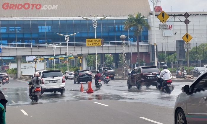 Sejumlah pengguna jalan mengerem saat melewati jalan berlubang di depan Pondok Indah Mall.