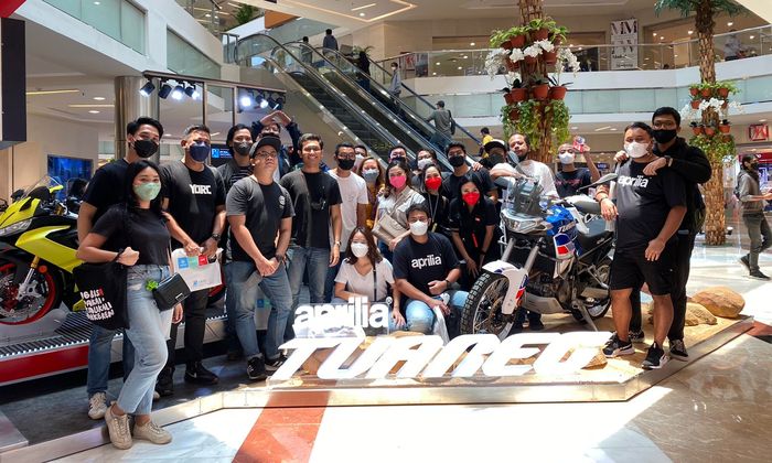 Rekan media mengunjungi booth Aprilia Moto Guzzi di Mal PIM 1
