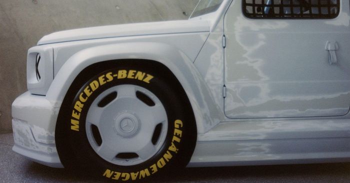 Kelir putih dengan tekstur nyentrik seperti habis diamplas