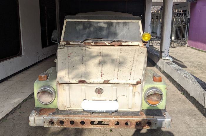 Volkswagen (VW) Safari yang mangkrak di sebuah rumah di Kota Tegal, Jawa Tengah.