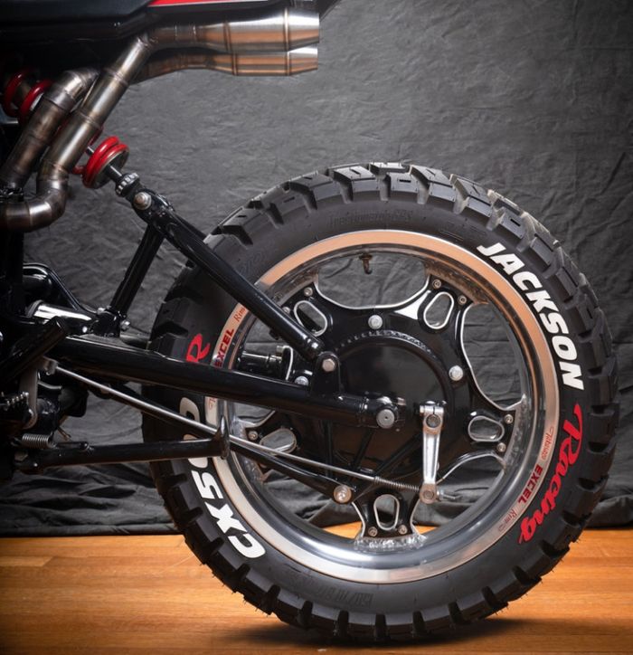 Kaki belakang pakai pelek kustom dan suspensinya dibuat monoshock