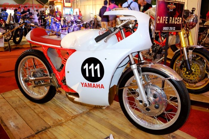 Cafe racer berbasis yamaha RX-Z garapan Wawan Gondrong