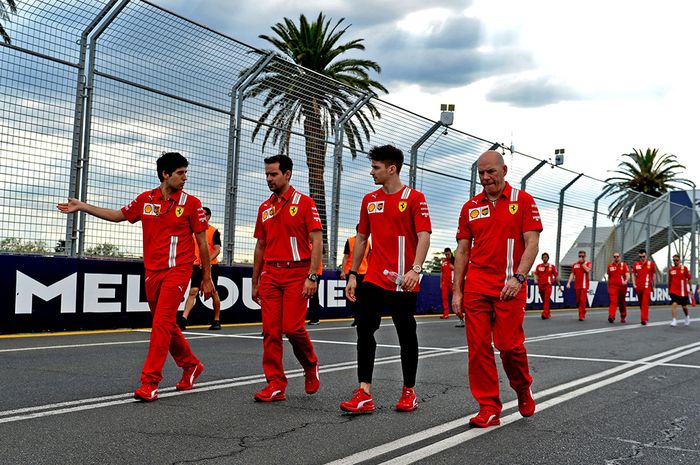 Charles Leclerc dan kru tim Ferrari track walking di sirkuit Albert Park, Melbourne, jelang seri pembuka F1 Australia 2020