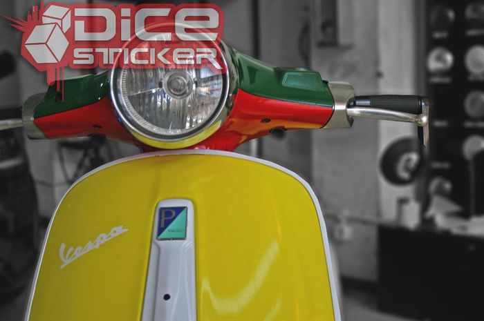 Modal Rp 3 jutaan bisa bikin Vespa Primavera biasa jadi ala Sean Wotherspoon dengan decal stiker sob!