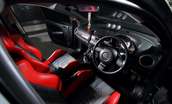 Tampilan kabin modifikasi Mazda2 lama ini pancarkan aura racing yang kental