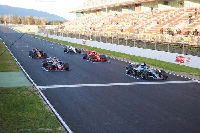 Beberapa pembalap mengikuti latihan start pada hari pertama tes pramusim di Barcelona hari (6/3/2018)