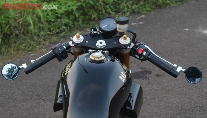 Setang jepit dari bawaan upside down, cocok dengan konsep cafe racer di Kawasaki Ninja 250R