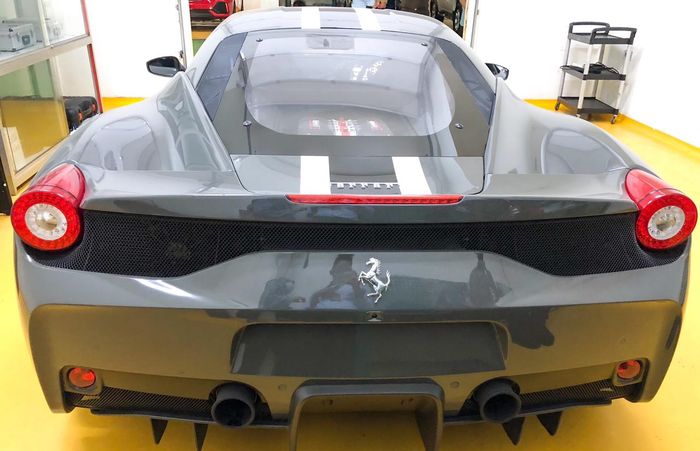 Tampak belakang Ferrari 458 Speciale