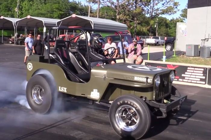Modifikasi Jeep Willys jadi mobil balap drag