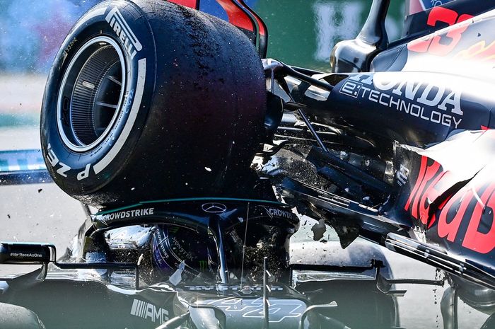 Halo melindungi kepala Leiws Hamilton dari hantaman ban mobil Max Verstappen saat tabrakan di balap F1 Italia 2021
