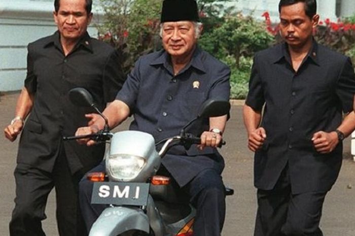 Presiden Soeharto mencoba motor nasional SMI Ekspressa
