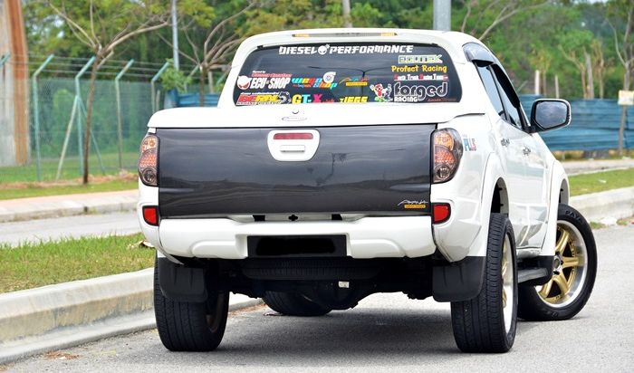 Tampilan belakang modifikasi Mitsubishi Triton racing