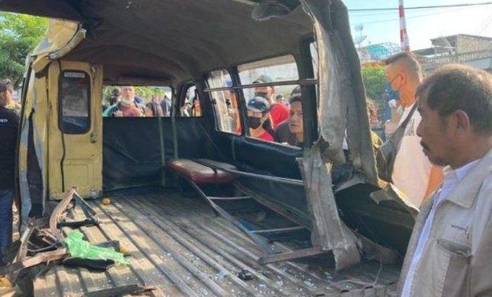 Kondisi angkot yang tertabrak kereta api di Kota Medan, Sabtu (4/12/2021)