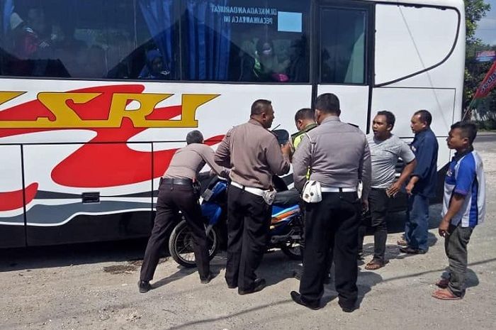 Polisi kejar bus ugal-ugalan usai menyerempet pemotor di Lumajang.