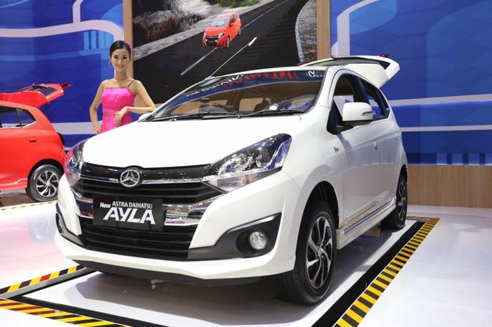 Daihatsu Ayla dipamerkan saat acara Gaikindo Indonesia International Auto Show (GIIAS) 2017 di Indon